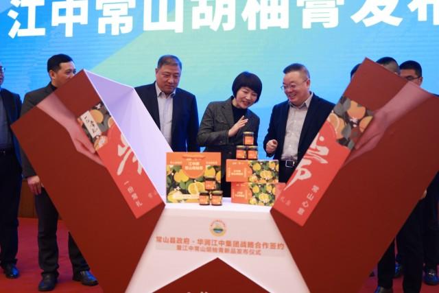 签约代表参观产品站台.jpeg